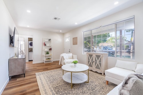Charming 3-bedroom house with AC and WiFi in wonderful North Hollywood