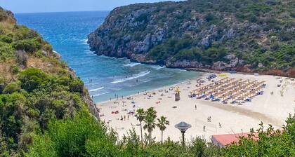 Sunny villa with private pool, walking distance to the beach