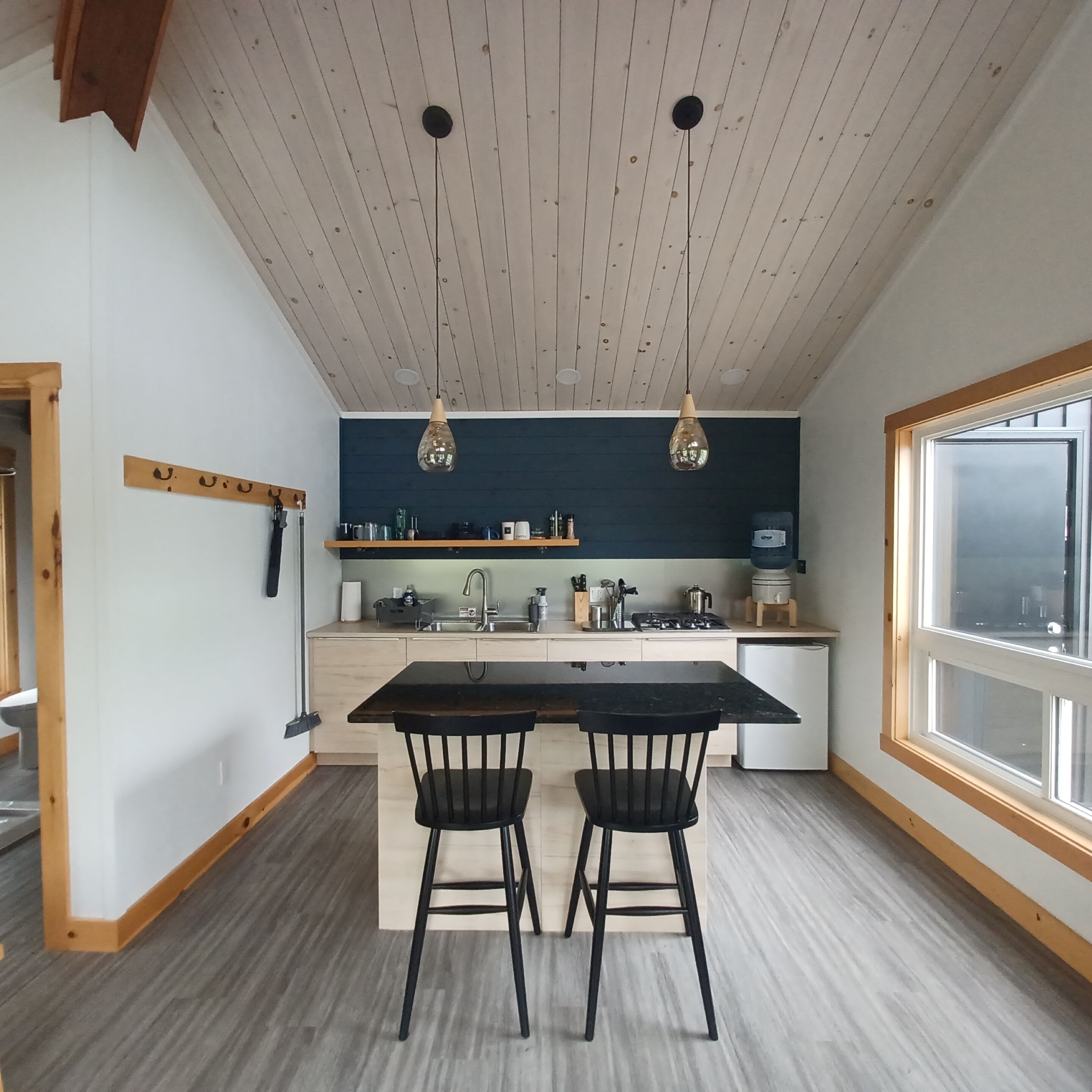 Kabin | Dapur kecil pribadi | Lemari es kecil, kompor, dan peralatan masak/sendok-piring