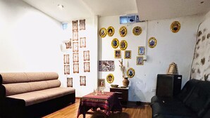 A living room with a sofa, a coffee table, and a TV stand. - SUMMIT VIEWPOINT HOUSE (Cusco)