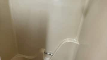 SĂšche-cheveux, serviettes fournies, savon, shampoing