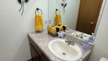 SĂšche-cheveux, serviettes fournies, savon, shampoing