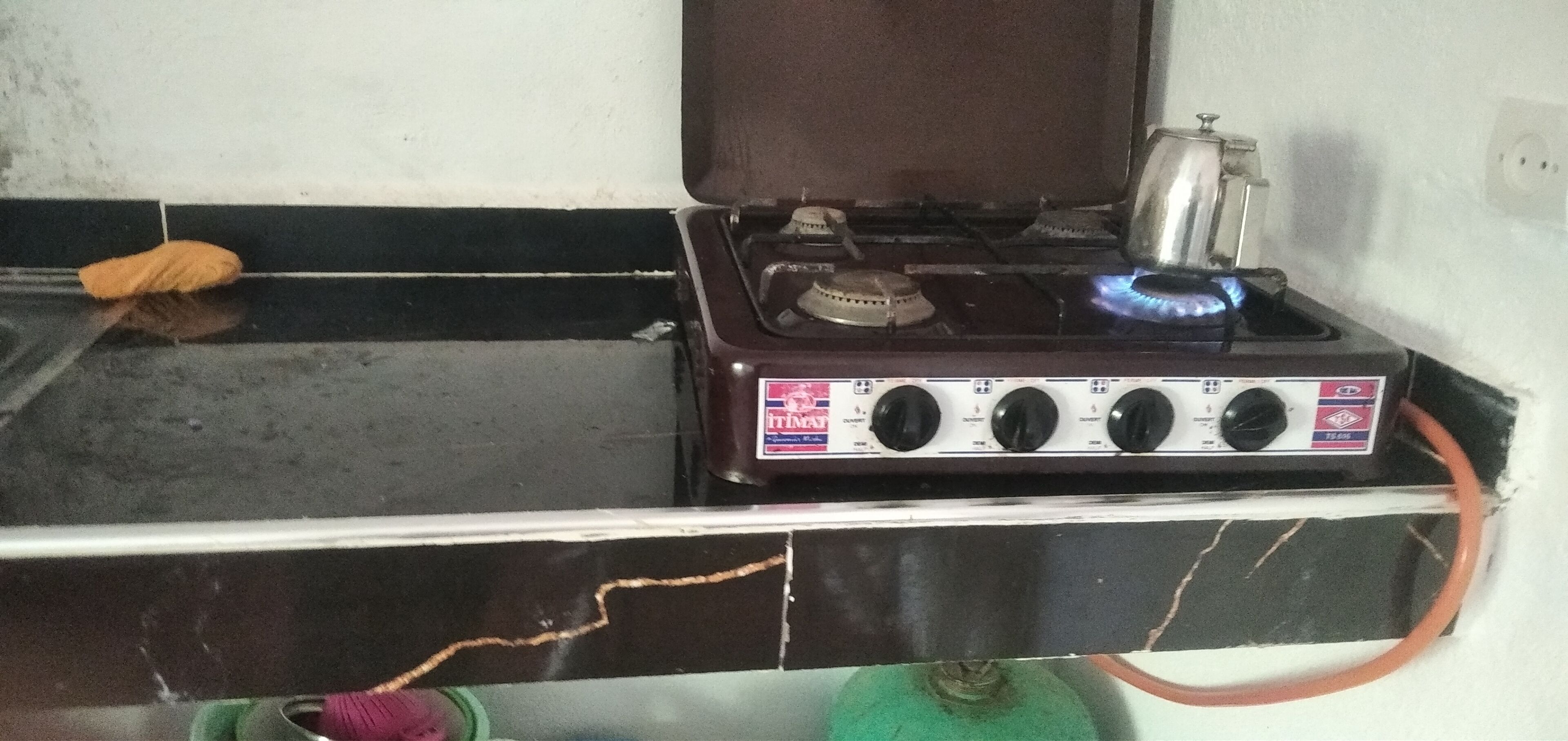 Geladeira, cooktop, cafeteira/chaleira, torradeira