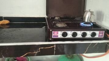 Geladeira, cooktop, cafeteira/chaleira, torradeira