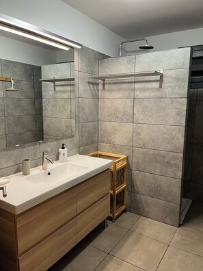 Douche, serviettes fournies, papier toilette