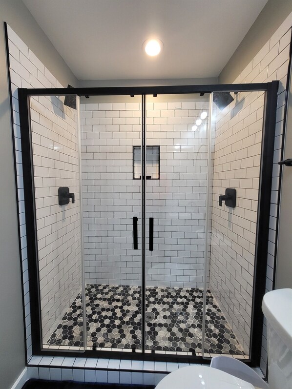 Dusche, Haartrockner, Handtücher