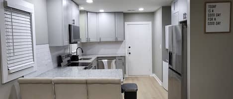 冷蔵庫、電子レンジ、オーブン、コンロ