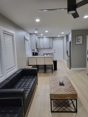 Smart TV - Modern Home - 5 Miles from Downtown Atlanta (Atlanta)