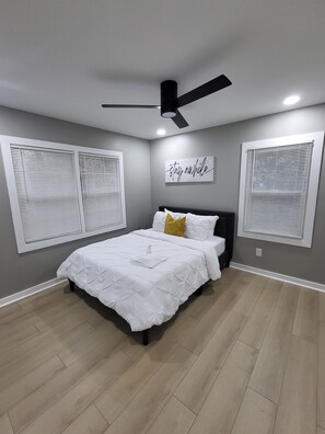 2 bedrooms, iron/ironing board, travel cot, free WiFi - Modern Home - 5 Miles from Downtown Atlanta (Atlanta)