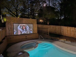 حمّام سباحة مُدفَّأ