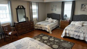 2 habitaciones, tabla de planchar con plancha y cuna de viaje