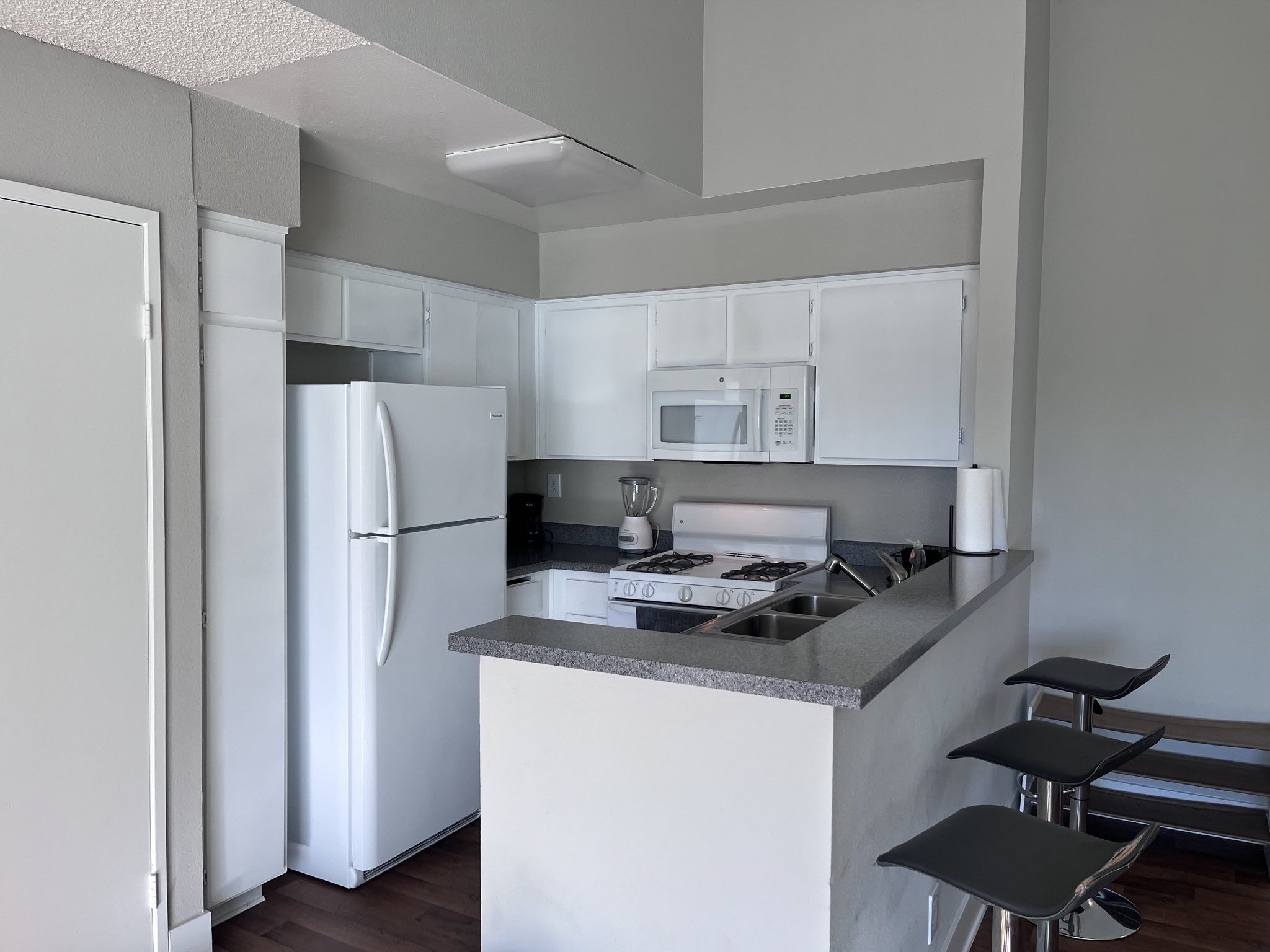 Cozy LA Getaway. Your Home!