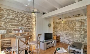 Smart TV, books, stereo