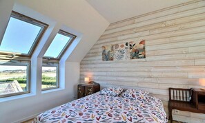 3 soverom, skrivebord, strykejern/-brett og reiseseng for barn