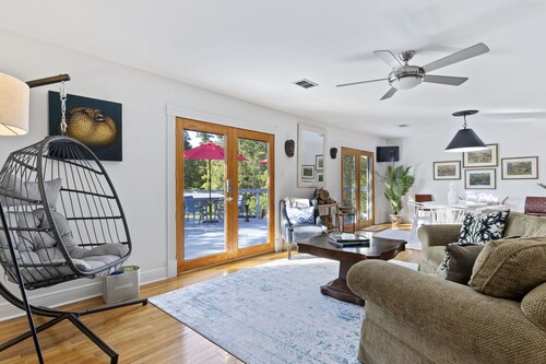 3BR/2BA w/water views-game room-dock. Near Downtown Ocean Springs! Twin Palms