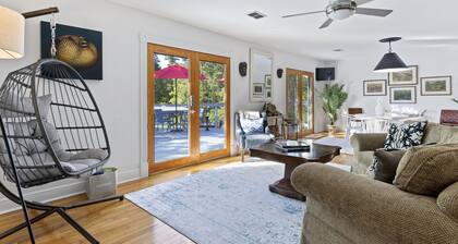 3BR/2BA w/water views-game room-dock. Near Downtown Ocean Springs! Twin Palms