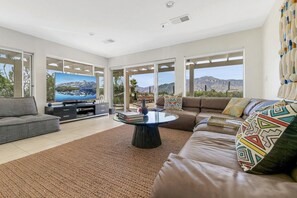 Smart TV, fireplace, books, stereo