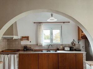 Kühlschrank, Mikrowelle, Herdplatte, Wasserkocher mit Kaffee-/Teezubehör