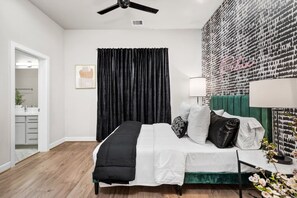 3 室のベッドルーム、デスク、アイロン / アイロン台、WiFi