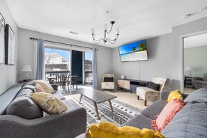 Smart TV - Tuscany Lane - 1st Floor, Cozy, Pool View, Pets OK - Lake Norman Vacation Rental (Cornelius)