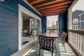 Outdoor dining - Tuscany Lane - 1st Floor, Cozy, Pool View, Pets OK - Lake Norman Vacation Rental (Cornelius)