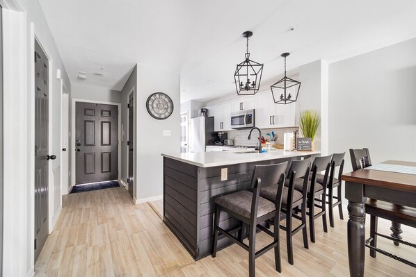 Dining - Tuscany Lane - 1st Floor, Cozy, Pool View, Pets OK - Lake Norman Vacation Rental (Cornelius)