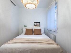 3 habitaciones, tabla de planchar con plancha y cuna de viaje 