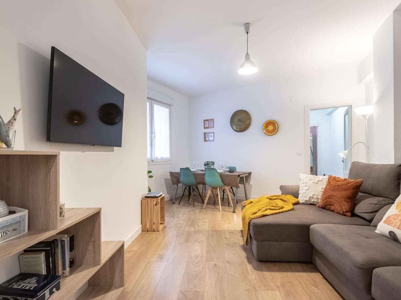 Een smart-tv en boeken