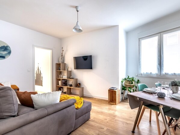 Smart TV, books - Spacious and cozy next to the Town Hall (Bilbao)