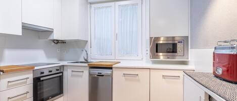 Kühlschrank, Mikrowelle, Ofen, Herdplatte