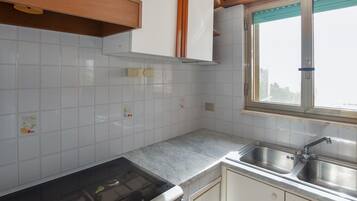 Refrigerador, parrilla de estufa y cafetera y tetera