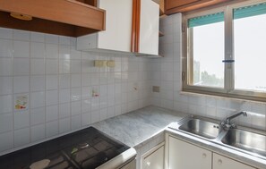 Fridge, stovetop, coffee/tea maker