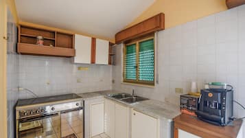 Frigorifero, piano cottura, macchina per tè/caffè