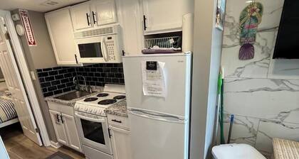 COZY ONE BEDROOM CONDO WITH POOL! BEACH, RESTAURANTS, BOARDS. NO CLEANING FEE