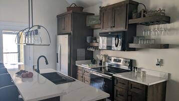 Réfrigérateur, micro-ondes, four, plaque de cuisson