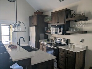 Refrigerador, microondas, horno y parrilla de estufa 