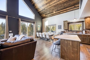 Interior - Crater Lake~Luxury Chalet~Firepit~Theater~Arcade~3 King Beds~Waterfalls/Hiking (Crescent Lake)