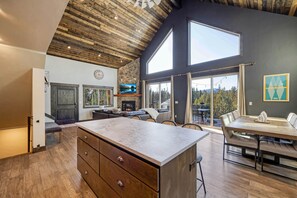 Interior - Crater Lake~Luxury Chalet~Firepit~Theater~Arcade~3 King Beds~Waterfalls/Hiking (Crescent Lake)