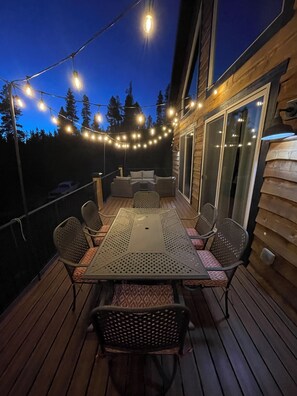 Outdoor dining - Crater Lake~Luxury Chalet~Firepit~Theater~Arcade~3 King Beds~Waterfalls/Hiking (Crescent Lake)