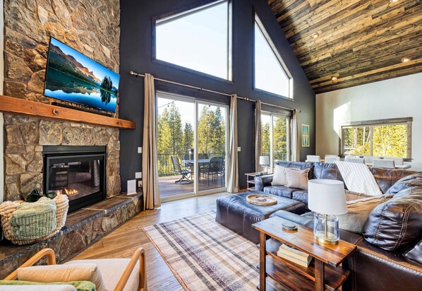 Smart-TV, Kamin, Videospiele, BĂŒcher