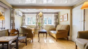 Televisio, takka, pöytäjalkapallopöytä