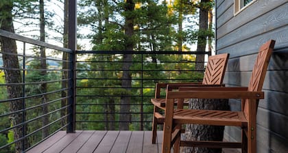 Beautiful Cabin in the Woods, King Bed, minutes to Resort, Fire Pit, A/C