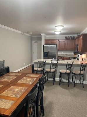 Fridge, microwave, oven, stovetop - Honey Bear Riverside Retreat in Downtown Helen Ga., Honey Bear Riverside Hideout (Helen)