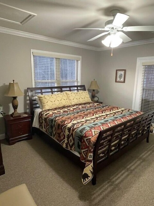 2 bedrooms, iron/ironing board, WiFi, wheelchair access - Honey Bear Riverside Retreat in Downtown Helen Ga., Honey Bear Riverside Hideout (Helen)