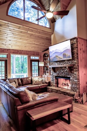 Smart TV, fireplace, ping pong, books - Discover family fun and serenity at Big Canoe resort! (Jasper, GA)