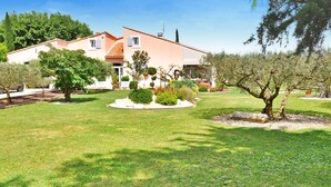 A two-story house with a garden in front. - Gorgeous home in Graveson with WiFi (Graveson)