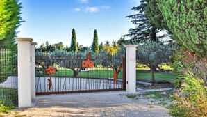 A gated entrance to a property with a gravel path leading to a house. - Gorgeous home in Graveson with WiFi (Graveson)