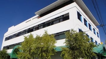 Vista frontal de la propiedad