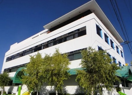 Vista frontal de la propiedad