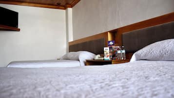 Deluxe trippelrum - utsikt mot staden | Skrivbord, gratis wi-fi och sängkläder